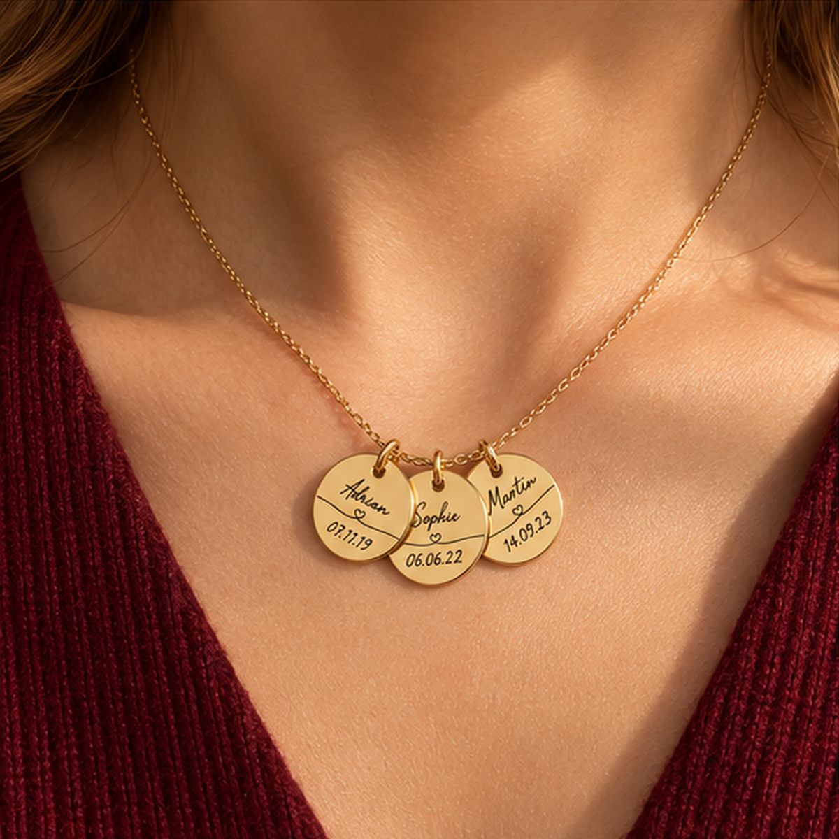 Kette mit Namen und Daten auf Plättchen