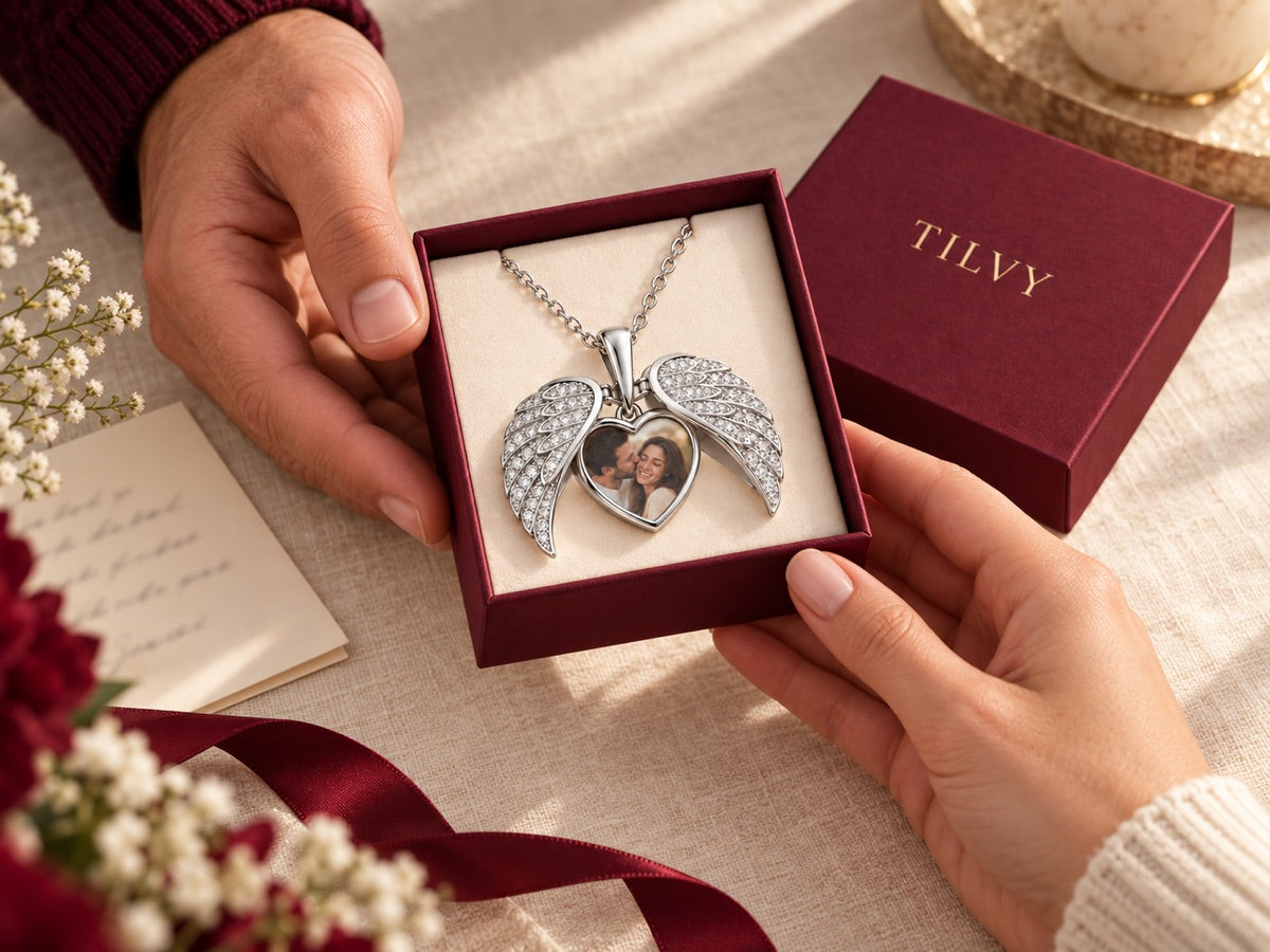 Offene weinrote Tilvy Geschenkbox mit personalisiertem Schmuck auf hellem Leinen